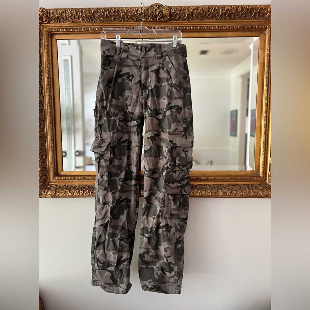 Abercrombie & Fitch ‘Relaxed Camo Cargo Pants’ Size 28/ 6 LONG